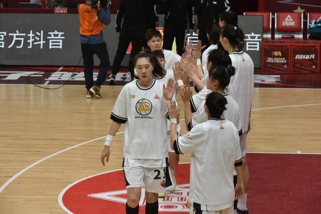 在此次发布的;全员嫌疑版海报中，领衔主演古天乐端枪立于画面中央，气势十足，八位主演集体亮相，神态各异引人猜想